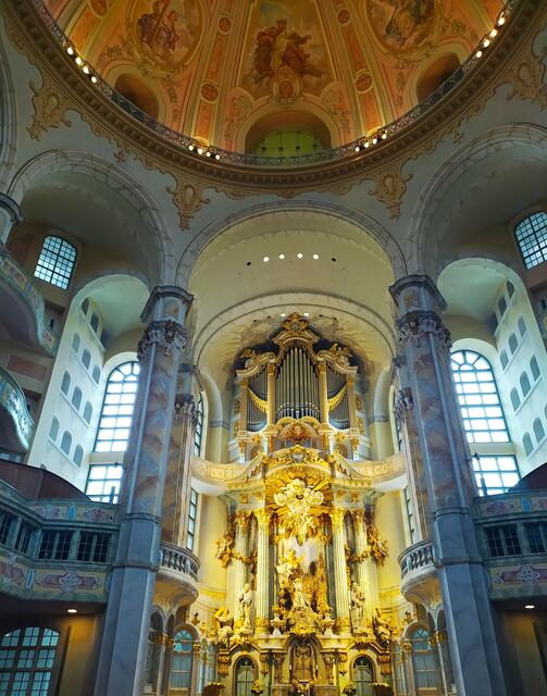 Teile des Kirchenschiffs, der Kuppel und der Orgel. Die Fenster links und rechts der Orgel sind riesig.  | Foto: sigischlottke