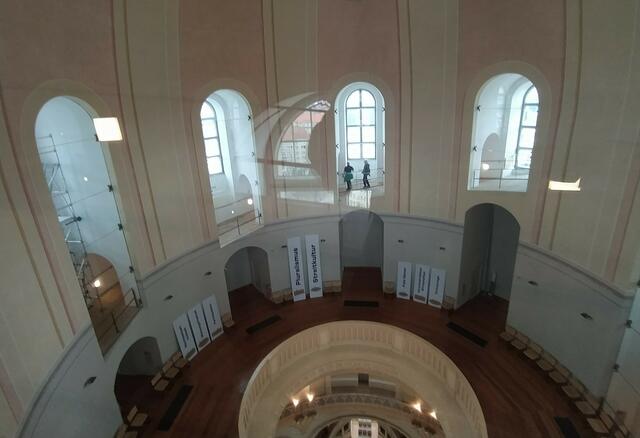 Hier sind wir schon im Inneren der Kuppel. Nachdem wir schon 174 Stufen hinter uns haben geht's nun über einen schrägen Wendelgang weiter hinauf. Bzw. hier kommen wir schon wieder von oben und es geht weiter hinunter.
Es gibt auch Schilder zu sehen, die für Eigenschaften der Demokratie werben.  | Foto: sigischlottke