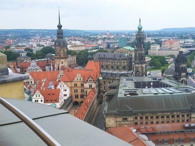 Nochmal näher herangeholt die beiden Türme von Hausmannsturm und Hofkirche. Man kann auch sehr gut die schönen Giebel und Fassaden der historischen - wieder aufgebauten - Gebäude sehen.  | Foto: sigischlottke
