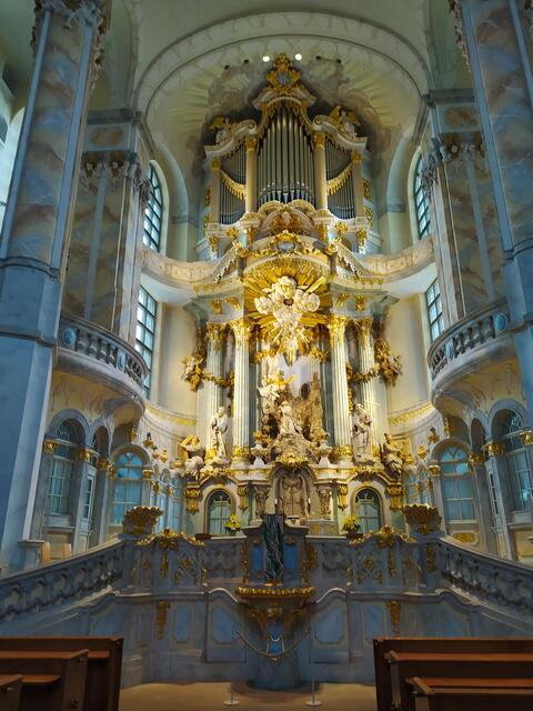 Zu den Klängen dieser Orgel durften wir kurz lauschen. Der Organist hat wohl getestet...Das ist dann schon ein spezielles Gefühl.  | Foto: sigischlottke