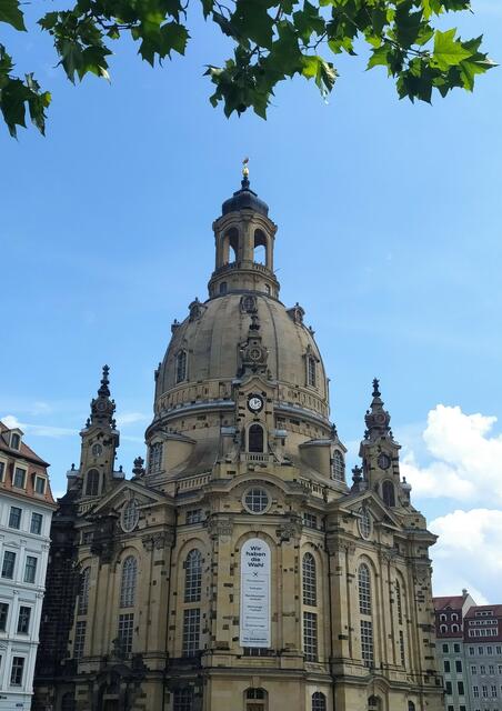 Die Frauenkirche .....1945, fast am Ende des Kriegs, durch die Bombardierung ausgebrannt und als Ruine bzw. Trümmerhaufen liegen geblieben. Fast 5 Jahrzehnte war sie Mahnmal - zum Gedenken der Opfer des Bombenangriffs und gegen den Krieg. - Auf dem Bild kann man gut sehen, wo sich die Aussichtsplattform befindet.  | Foto: sigischlottke