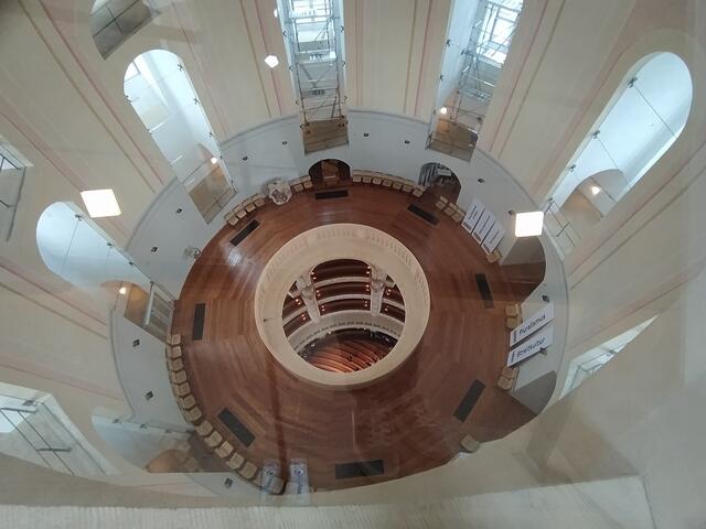 Uiii, es geht tief hinunter. Wir sind schon ziemlich weit oben in der Kuppel. | Foto: sigischlottke