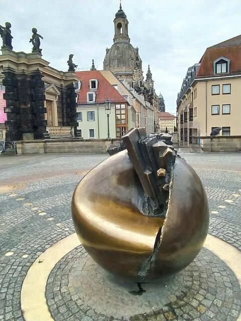 Skulptur "Erde und Planeten" auf der Brühlschen Terrasse und Rückblick zur Frauenkirche. | Foto: sigischlottke