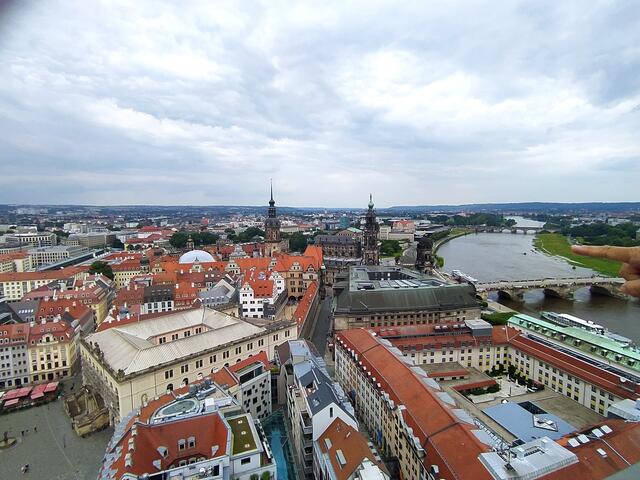 Wir sind auf die 67 m hohe Aussichtsplattform hinaufgestiegen. Die Ausblicke über Dresden sind toll. Hier sieht man mittig die Altstadt mit Residenzschloss, Hofkirche und Hausmannsturm. | Foto: sigischlottke