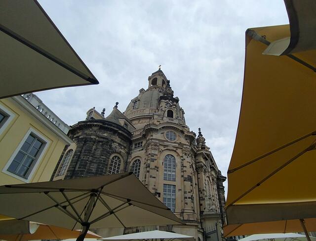 Nach der  Besichtigung der Kirche sieht's nach Regen aus. So entscheiden wir uns, Kaffee zu trinken. Kaum sitzen wir im Café direkt an der Frauenkirche fängt's zu regnen an. Wir haben trotzdem immer noch die Frauenkirche im Blick, tauschen unsere Eindrücke aus und genießen leckeren Kuchen.  | Foto: sigischlottke