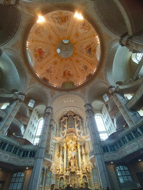 Hier nochmal besser zu sehen: Die erste Kuppeldecke - dahinter geht's weiter hinauf, Der Rundgang mit Empore und die große Orgel. | Foto: sigischlottke