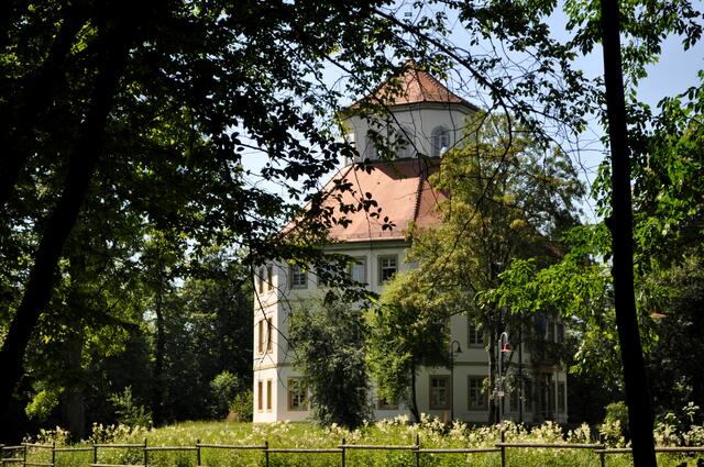Das Schloss liegt umgeben von einem naturnahen Park. | Foto: Daniela Somers