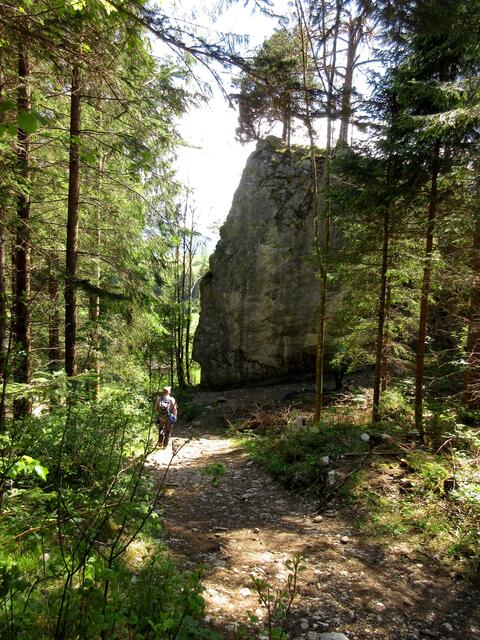 Kletterfelsen direkt am Weg | Foto: WandernGabyErich