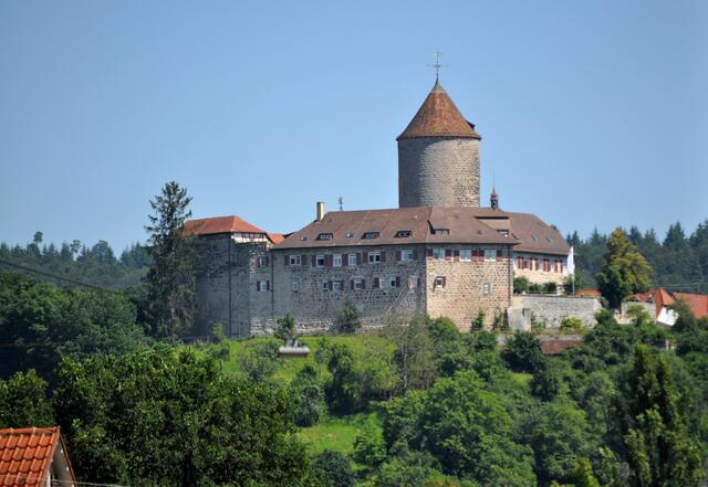 Von der Hauptstrasse aus sieht man direkt auf Burg Reichenberg. Aber die Burg hatte ich ja schon bei meinem letzten Besuch erkundet. | Foto: Daniela Somers