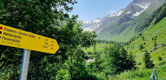 Hinter der Alm leben Murmeltiere, die haben wir kurz gesehen und da geht es dann für die Bergsteiger weiter | Foto: WandernGabyErich