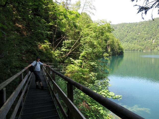 Hier in der Nähe der Königschlösser am Alpsee gab es zwar immer wieder Wanderer, aber die meiste Zeit gingen wir auch da alleine | Foto: WandernGabyErich