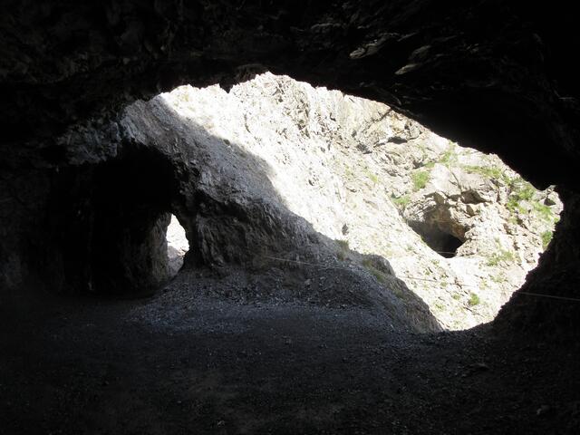 So schlängelt sich der Weg am Berg entlang. Stellenweise steht man völlig im Dunkeln. Selbst an diesem sonnigen Tag ist eine Taschenlampe sehr nützlich | Foto: WandernGabyErich