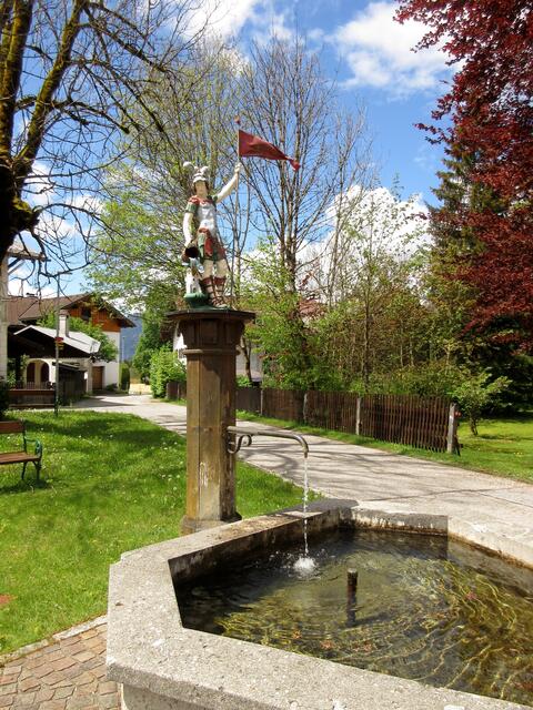Rieden. Ein Römer am Brunnen. 15. v. Chr. kamen sie ins Lechtal und bauten die Via Claudia Augusta. Aus dem keltischen "Lic" was schnellfließend oder steinreich bedeuten soll, wurde Liccus... was später zum Namen Lech wurde. | Foto: WandernGabyErich