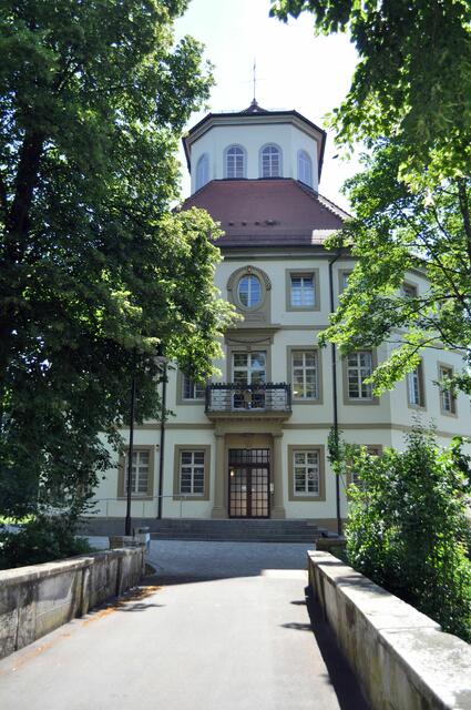 Über eine Steinbrücke gehts zum heutigen Rathaus | Foto: Daniela Somers