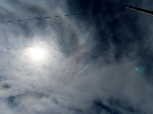 Also nur am PC gibt es eine Chance die beiden winzigen Punkt zu erkennen in der Mitte des Bildes. Welcher Vogel sonst steigt so hoch auf? | Foto: WandernGabyErich