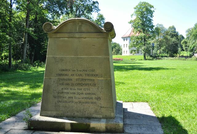 Im Park findet man auch diesen Gedenkstein.  | Foto: Daniela Somers