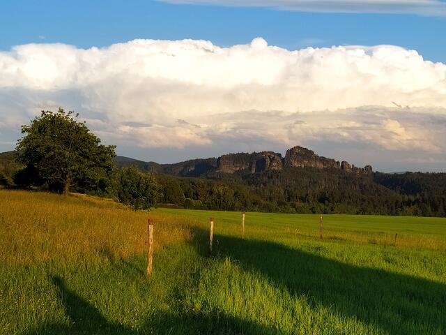 Herrliche Ausblicke vom Sebnitztal auf die verschiedenen Felsgruppen.  | Foto: sigischlottke