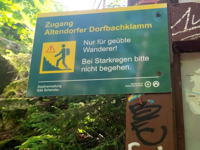 Am unteren Ende der Klamm steht dieses Hinweis-Schild.  | Foto: sigischlottke