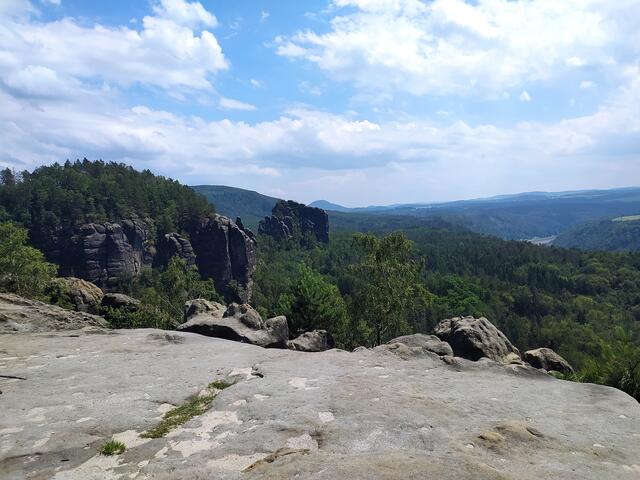 Auf dem Weg von den Schrammsteinen hinab kommt man an diesem Felsplateau mit herrlicher Aussicht vorbei. | Foto: sigischlottke