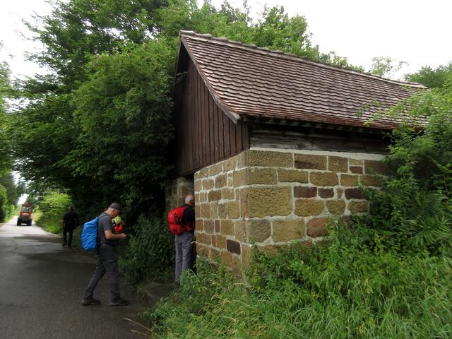 Schützenbrunnen, unerwartet sogar ein "Brunnenhaus" | Foto: WandernGabyErich