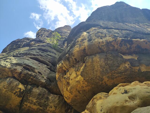 Wuchtige Felsen ragen hier empor.  | Foto: sigischlottke