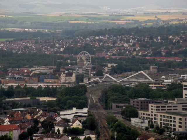 Der Hausberg bietet immer wieder tolle Aussichten über Heilbronn, zurzeit mit Riesenrad auf der Theresienwiese und Blitzbrücke | Foto: WandernGabyErich