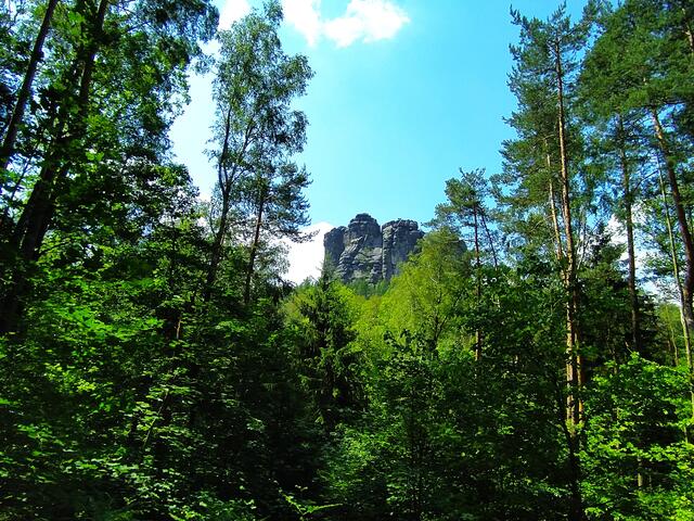 Dort sieht man schon einen der imposanten Felsen.  | Foto: sigischlottke