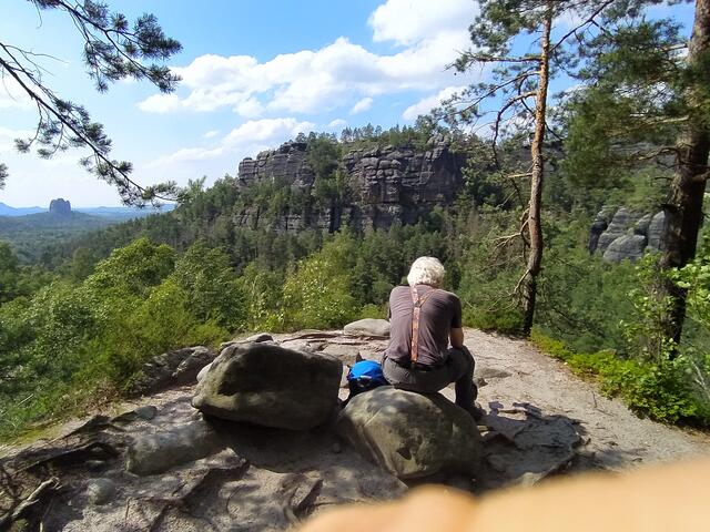 Ein Päusle muss sein - von diesem schönen Ruheplatz sieht man direkt gegenüber die Kletterfelsen, auf denen an unserem Wandertag doch einige Kletterer unterwegs waren.  | Foto: sigischlottke
