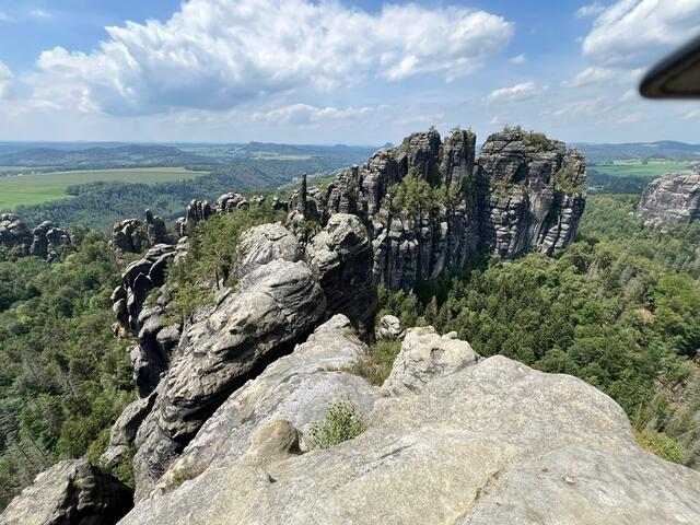 Von der Spitze der Schrammstein-Aussicht aus fotografiert - Blick auf die Kletterfelsen gegenüber | Foto: Ulrich Buckenmayer