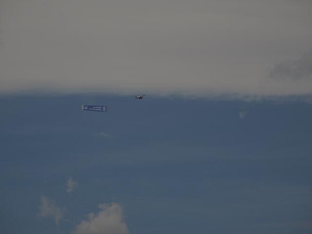 Zuerst war nur Martinshorn zu hören und die Aufmerksamkeit galt noch dem EM-Flieger | Foto: WandernGabyErich