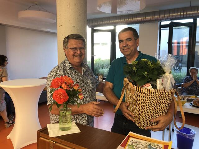 Vorstand Winfried Lurwig (links) bei der Geschenkübergabe zum Abschied von Dirigent Gerd Sommer | Foto: Walter Happold