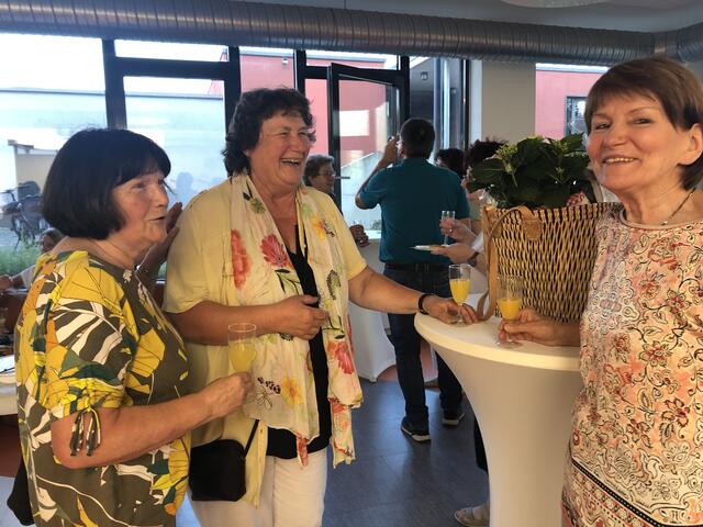 Gerlinde Lurwig, Sabine Lechner-Sommer und Veronika Augenstein (v. links) bei der Veranschiedung von Dirigent Gerd Sommer | Foto: Walter Happold