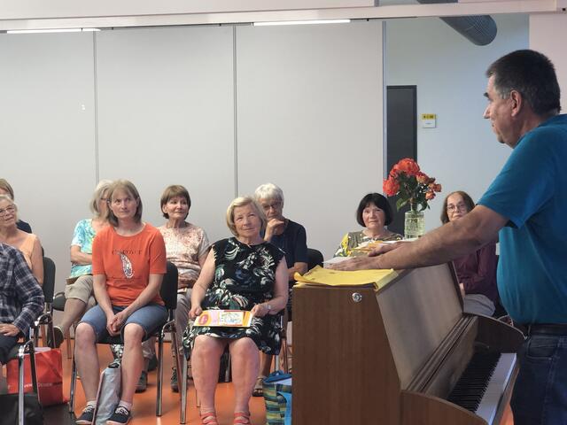 Dirigent Gerd Sommer am Klavier bei der letzten Chorprobe mit Sängerinnen vom CANTO allegro Untergruppenbach | Foto: Walter Happold