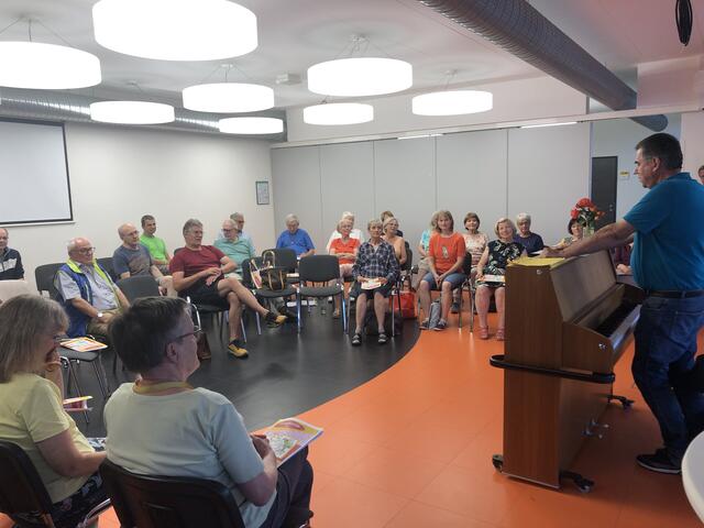 Dirigent Gerd Sommer am Klavier bei der letzten Chorprobe mit Sängerinnen und Sänger vom CANTO allegro Untergruppenbach | Foto: Walter Happold