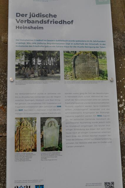 Eine ausführliche Tafel erklärt das Wichtigste zum Friedhof. | Foto: Daniela Somers