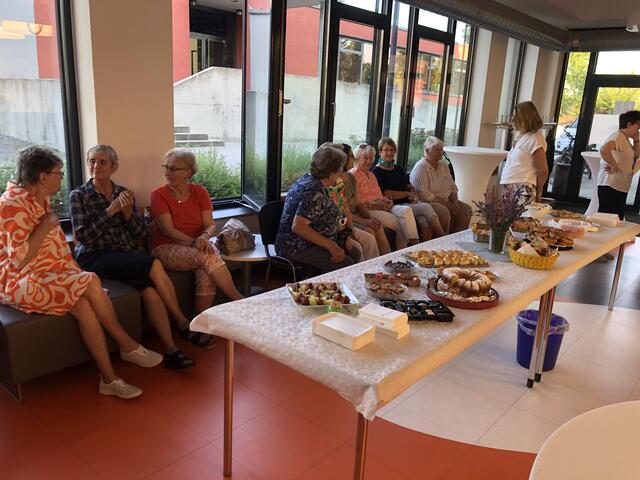 Sängerinnen vom CANTO allegro am Buffet zum Abschied von Dirigent Gerd Sommer | Foto: Walter Happold