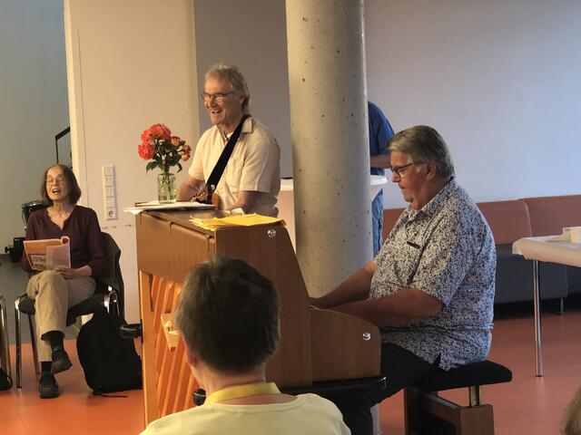 Abschiedssong für Dirigent Gerd Sommer, an der Gitarre Klaus Ellinger und am Klavier Winfried Lurwig. | Foto: Walter Happold