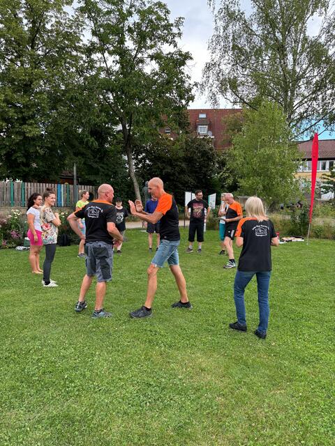 Jens Haar zeigt die Selbstverteidigungshaltung | Foto: Karateverein Eppingen
