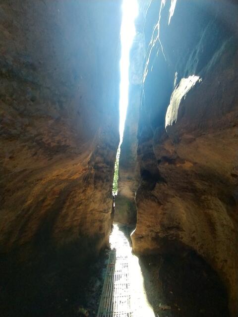 Ob hinauf, hinab oder - wie hier - auf geradem Weg.... oft führt der Weg durch enge Felsspalten | Foto: sigischlottke