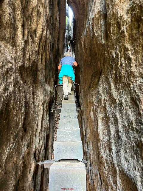Durch diese enge Felsspalte führt die Himmelsleiter auf das Dach des Kuhstalls | Foto: Ulrich Buckenmayer