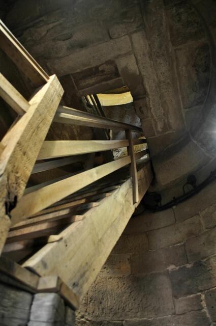 Über schmale Holztreppen gehts nach oben. | Foto: Daniela Somers