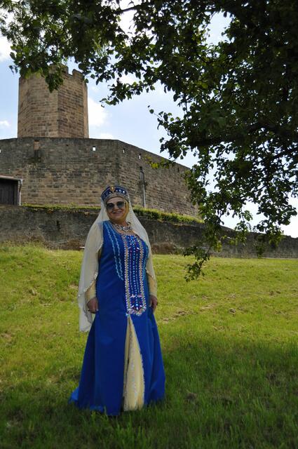Unsere Gästeführerin. Als Gräfin Adelheit von Öttingen führt sie uns durch die Geschichte der Burg und der Stadt. | Foto: Daniela Somers