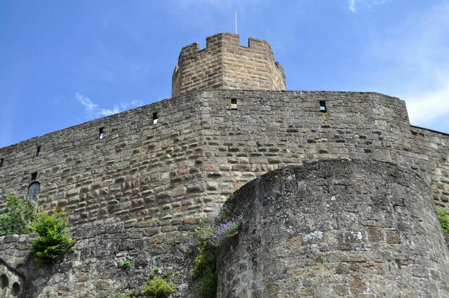 Zum Teil sind die Mauern schön bewachsen. Gut sieht man einen der halbrunden Wehrtürme der ersten Mauer. | Foto: Daniela Somers