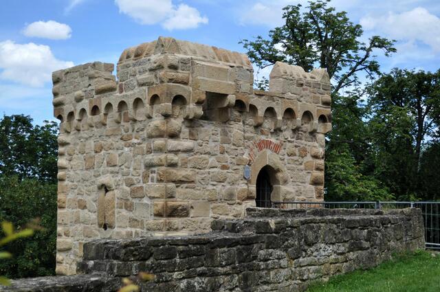 Turm zur Verteidigung. Man sieht die Pechnasen. Von hier aus konnte man die Angreifer, die unten vorbei mussten, abwehren. | Foto: Daniela Somers