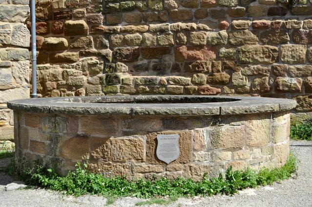  Regenwasserzisterne aus der Mitte des 13. Jahrhunderts. Sie ist 10 m tief. Die Burg hatte keine Quelle oder sonstigen Zugang zu Frischwasser. Frischwasser musste von ganz unten am Ort mit Fässern nach oben gebracht werden. Nur das Brauchwasser wurde in der Zisterne gesammelt. | Foto: Daniela Somers