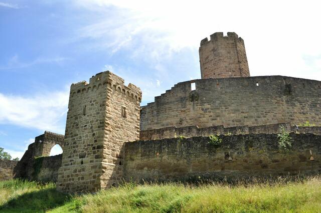 Blick von außen auf die Ringmauern der Burg. | Foto: Daniela Somers