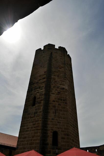 Der Bergfried im Gegenlicht. | Foto: Daniela Somers