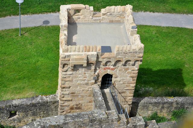 Blick von oben auf den Wehrturm. | Foto: Daniela Somers