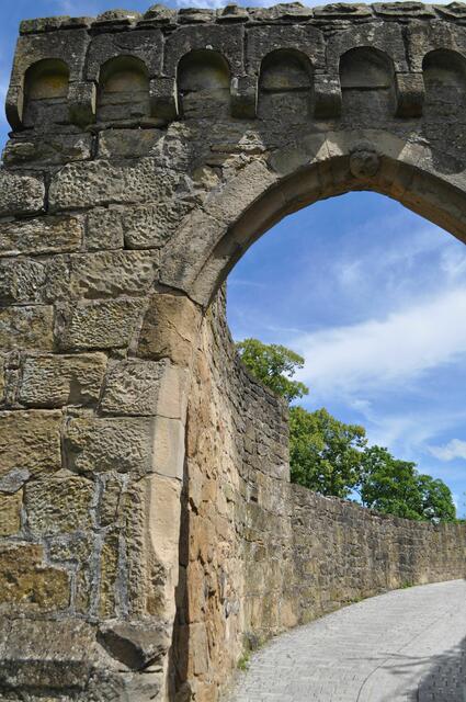 Ein Neidkopf über dem Tor soll vor bösen Geistern schützen. | Foto: Daniela Somers