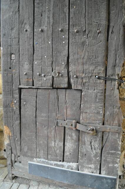 Die kleine Mannstür. Für Nachts, wenn das große Tor geschlossen war. Hier konnte man nur Einzeln und gebückt herein. | Foto: Daniela Somers